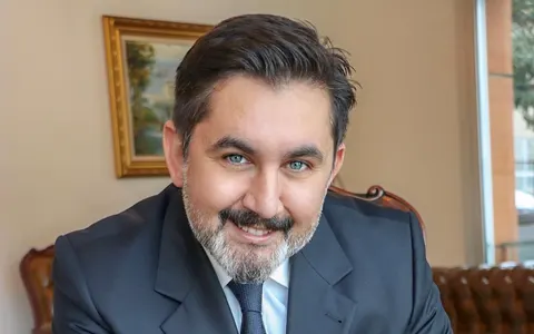 Doç. Dr. Burhan Özalp - Plastik ve Estetik Cerrahi Uzmanı